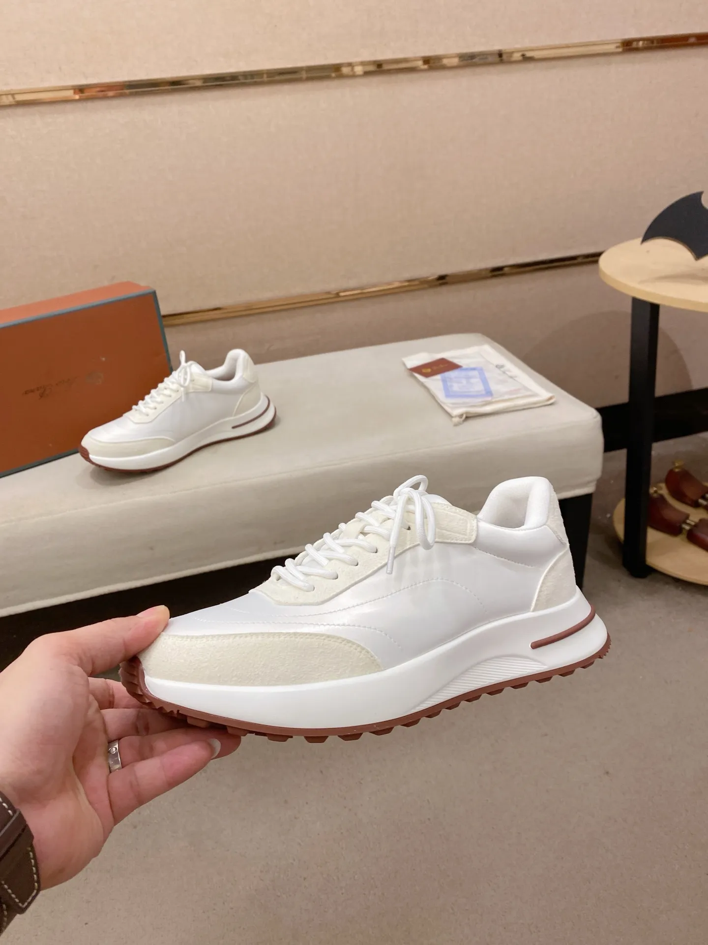 Men's shoes 💰: 462💰🔥𝐥𝐨𝐫𝐨 𝐏𝐢𝐚𝐧𝐚 lp classic loafers, an Italian treasure brand, the only brand that can match Hermès! Only after wearing it do we realize that we can’t live up to our feet. The upper is made of imported first-layer cowhide with breathable fabrics, water-dyed cowhide foot pads, and the official original glass rubber outsole and pendant. Exclusive original packaging (tag ➕ brand paper ➕ outer box ➕ hand bag) code number: 38-44. Can be customized 45-46